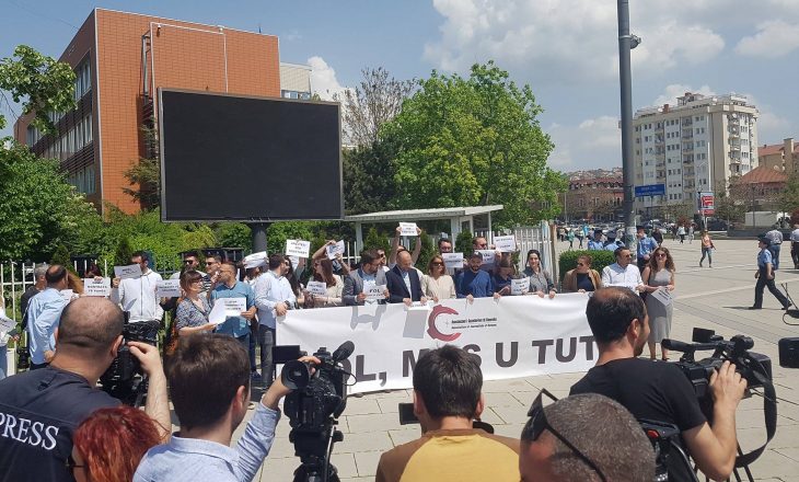 Gazetarët protestojnë në Ditën e Lirisë së Shtypit