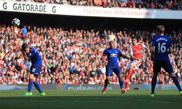 “Perla” e Xhakës ndihmon Arsenalin të mposhtë Unitedin [video]