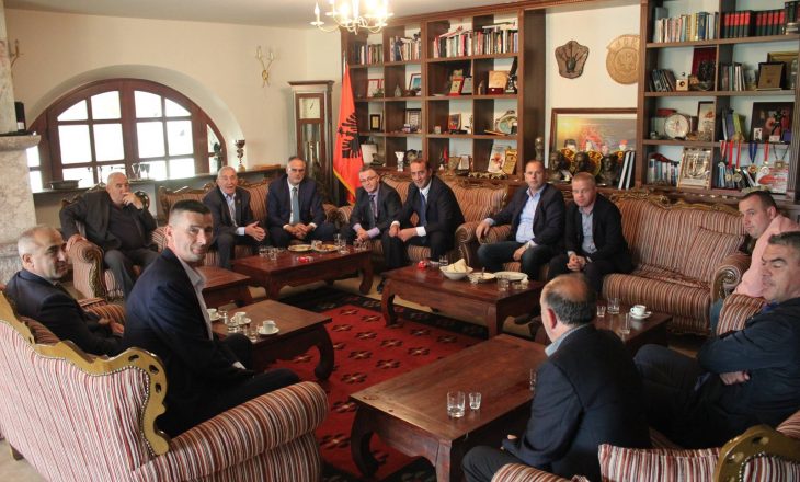 Deputetët e PDK-së dhe Ramiz Lladrovci te familja Haradinaj