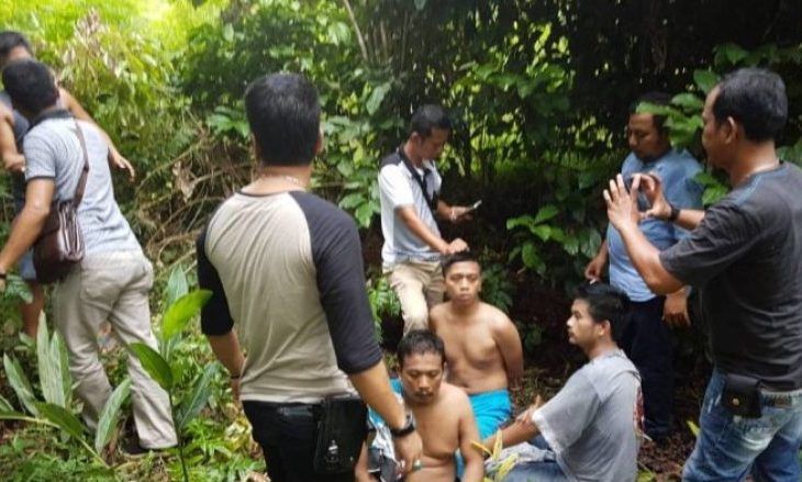 Arratisen qindra të burgosur në kohën që do falnin namazin