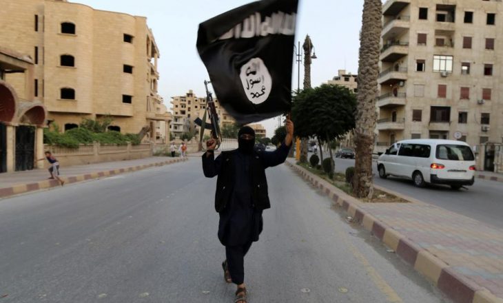 Tkurret ISIS, pakësohen luftëtarët e huaj
