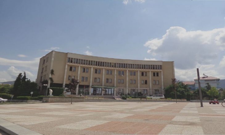 Shefja e financës i kërkon biznesmenit 90% të vlerës së tenderit