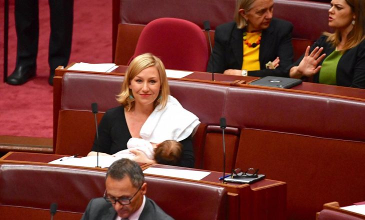 Deputetja e parë që i jep gji foshnjës në Parlament
