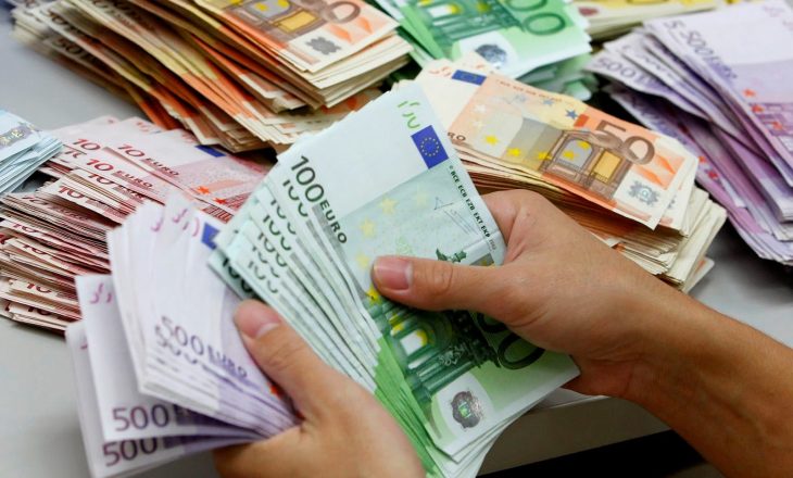 Emigrantët shqiptarë dërguan 7 miliardë euro për 10 vite