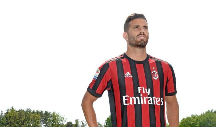 Milani u prezanton tifozëve futbollistin e ri, thotë se është shqiptar