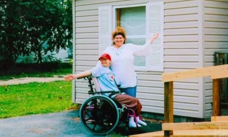 Vret nënën e saj pasi ajo e detyroi të shtirej e paralizuar