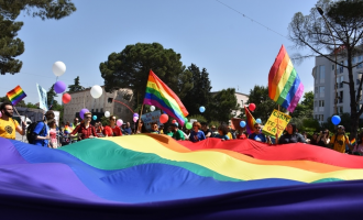 Komuniteti LGBTI në Shqipëri mban paqësisht paradën për të drejta të barabarta