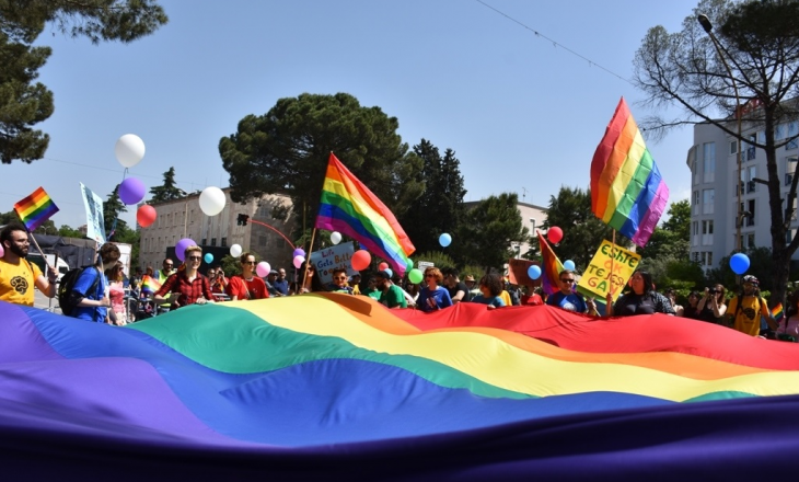 Komuniteti LGBTI në Shqipëri mban paqësisht paradën për të drejta të barabarta