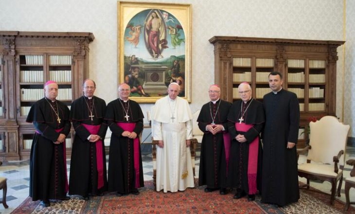 Peshkopët shqiptarë i raportojnë Papa Franceskut, ai u jep një detyrë specifike
