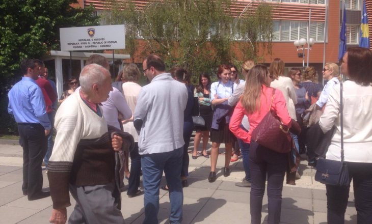 Mjekët specialistë protestojnë para Kuvendit