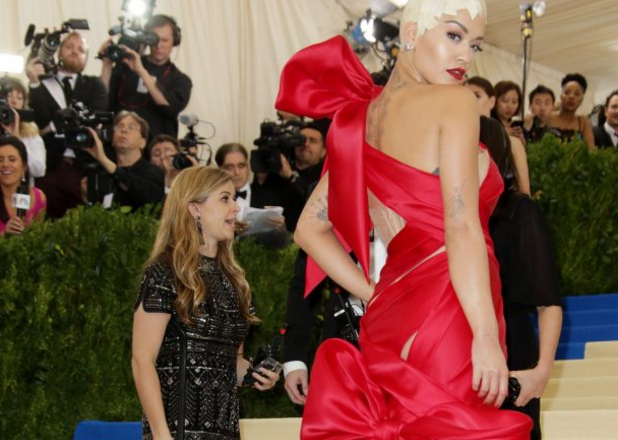 Rita Ora me fustanin e kuq mori gjithë vëmendjen në “MetGala”