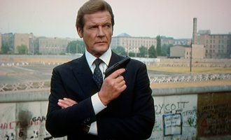 Moore kishte vizituar refugjatët kosovarë gjatë luftës, akuzonte Millosheviqin