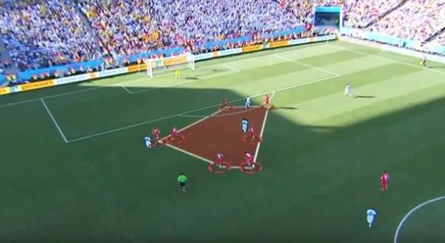 Kështu bën magji Messi me top edhe kur nuk ka hapësirë [video]