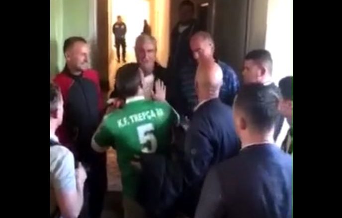 Kryetari i klubit llapjan ia ndalon Kadri Veselit hyrjen në zhveshtoren e ekipit