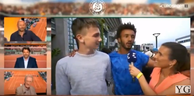 Tenisti tenton të puthë gazetaren, por e pëson keq (VIDEO)