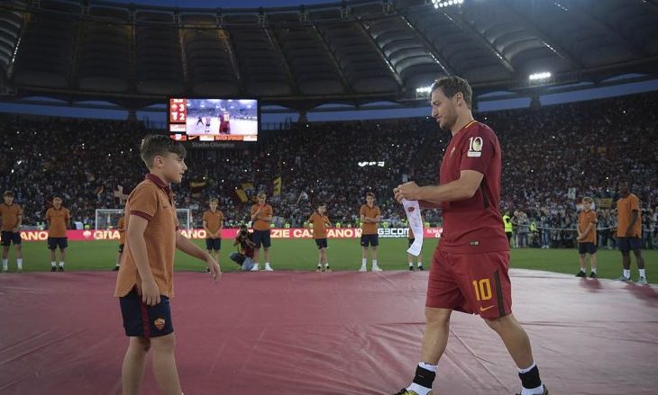 Totti ia dorëzon shiritin e kapitenit talentit të madh të Romës