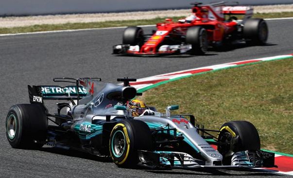 Hamilton fiton një ‘triller’ ndaj Vettel në Spanjë