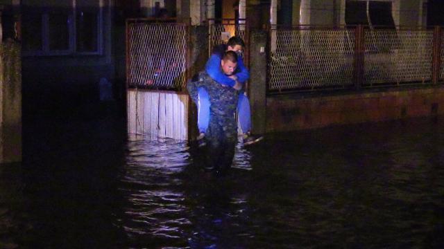 Vdes një grua në Serbi pas vërshimeve