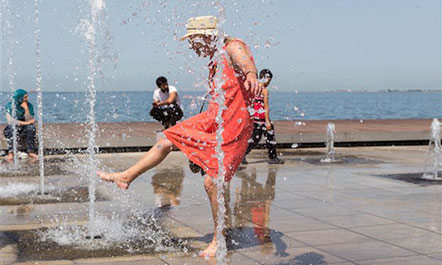 Greqi, rekord europian i të nxehtit: 45 gradë në hije