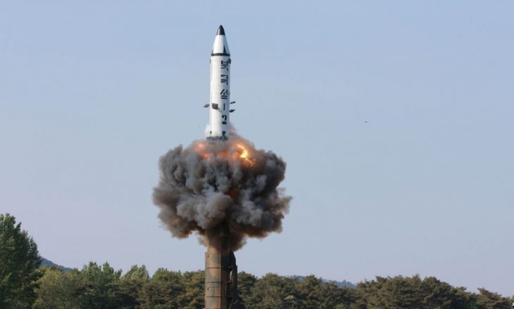 Koreja e Veriut hedh disa raketa me rreze të shkurtër