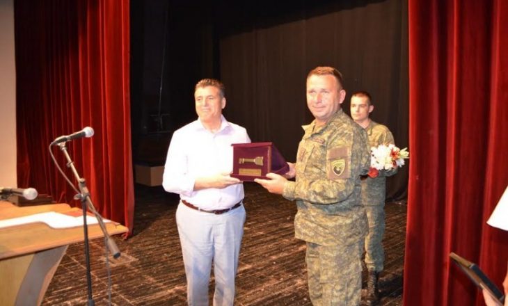 Komandanti i FSK-së shpallet Qytetar Nderi i Mitrovicës