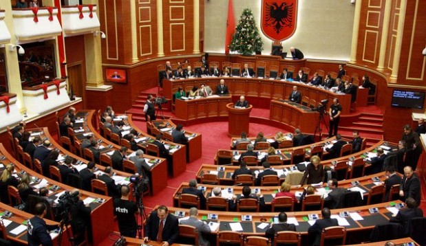 Parlamenti shqiptar funksionalizon vettingun