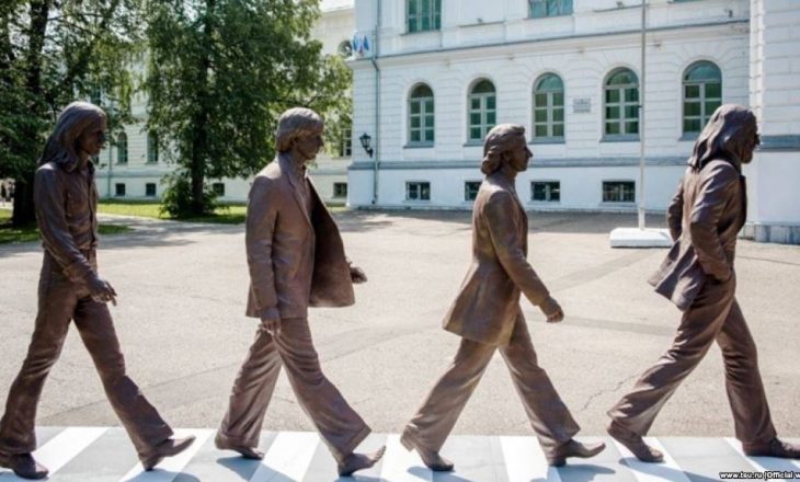 The Beatles “arrijnë” në Siberi