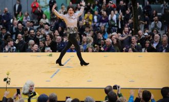 Një kosovare në mesin e 150 njerëzve që ecën në pistën e festivalit të Mançesterit