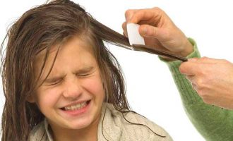 Si t’i eliminoni morrat nga flokët me receta shtëpiake