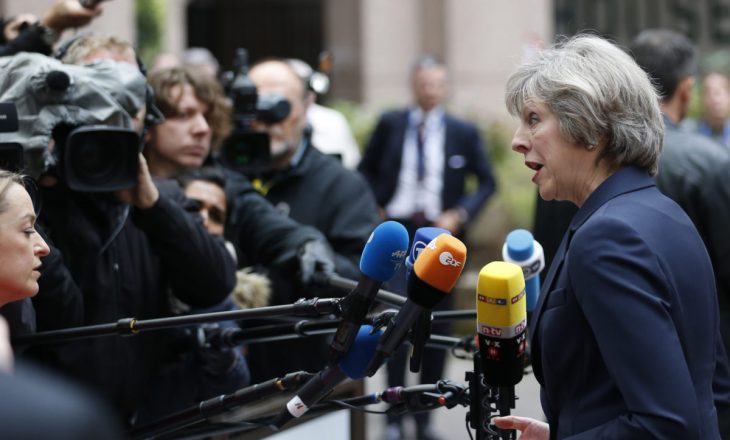 Plas sherri mes gazetarëve në qendrën e votimit në Britani