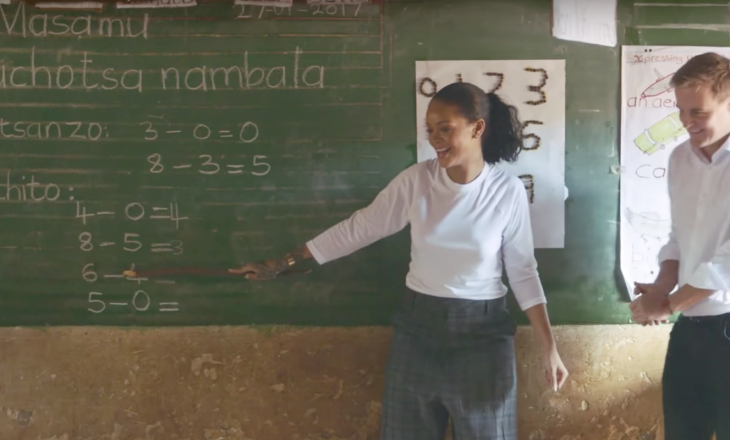 Rihanna u mëson matematikën fëmijëve në Afrikë