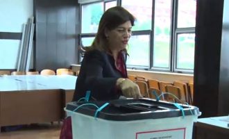 Voton kryetarja e KQZ-së, fton qytetarët ta ushtrojnë të drejtën e tyre
