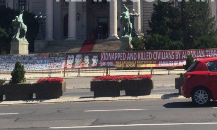 Pankarta anti-shqiptare vendosen para Parlamentit të Serbisë