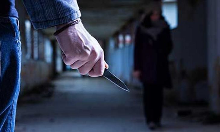 Një person me thikë në dorë kanos kalimtarët në Prishtinë