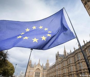 Teatri absurd i Brexitit