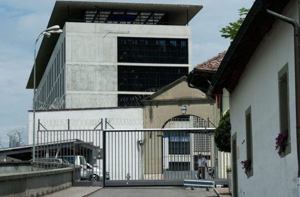 Gardiania bie në dashuri me të burgosurin: Pushohet nga puna
