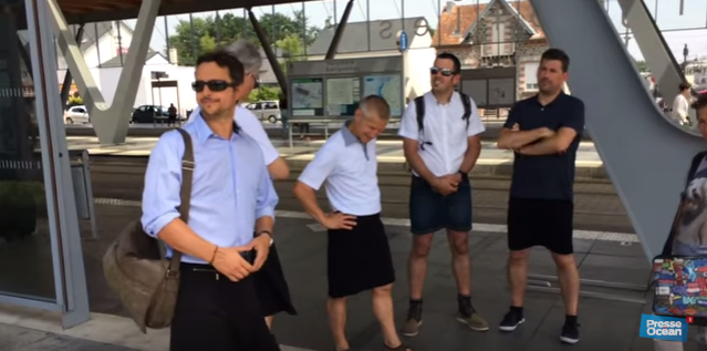 Në Francë burrave ju ndalohet veshja e pantallonave të shkurtër, veshin minifunde