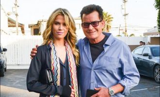E dashura e Charlie Sheen: Nuk frikësohem pse bashkëshorti ka HIV