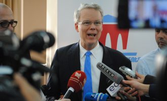 Edhe ambasadori amerikan i zhgënjyer me deputetët e rinj