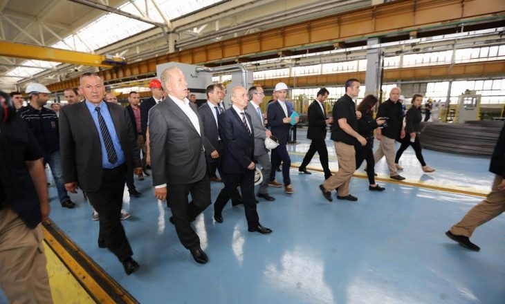 Pacolli viziton fabrikën e tij me 120 punëtorë, premton hapjen e “shumë fabrikave si kjo”