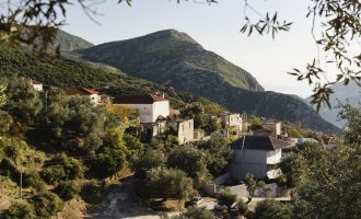 Francezët e dashuruar në fshatin shqiptar