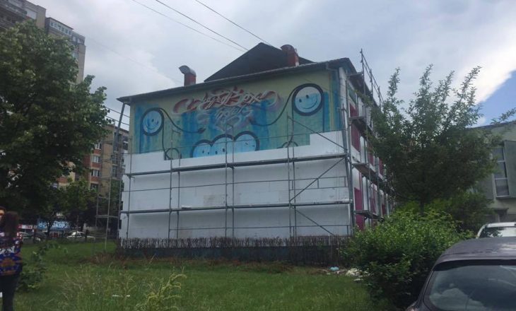 Mbulohet grafiti në Prishtinë, i punuar nga artisti i njohur