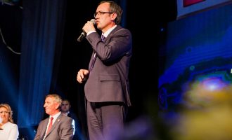 Hoti: Vetëm ne i rrisim pagat dhe pensionet, të tjerët po mashtrojnë