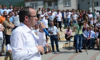 Hoti: Kush e kryen fakultetin, do ta ketë të sigurt një vit pune me pagesë