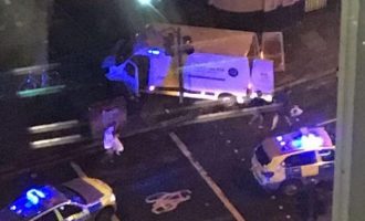 Pasi hyri me furgon mes turmës, vozitësi therë këmbësorët në Urën e Londrës