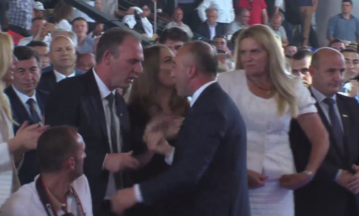 Limaj heziton të ngjitet në skenë me Veselin dhe Haradinajn