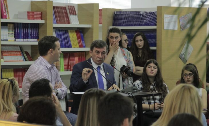 Ministri i Arsimit i thur lavde një kolegji privat në prag të regjistrimit të studentëve