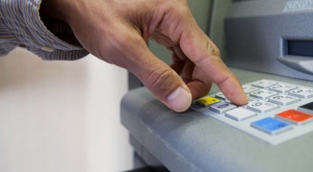 U transferohen gabimisht 120 mijë dollarë në llogari, blejnë veturë me paratë e huaja