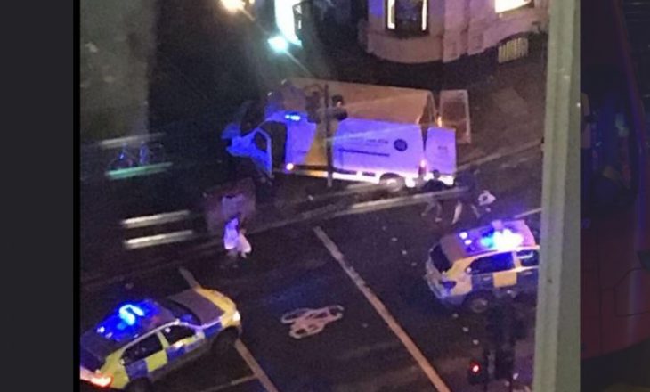 Një furgon hyn mes këmbësorëve në urën e Londrës, mbi 20 të lënduar