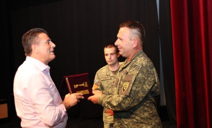 Komandanti i FSK-së shpallet “Qytetar Nderi” i Mitrovicës